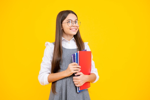 Aluna da escola isolada retrato da estudante Tenager em uniforme escolar