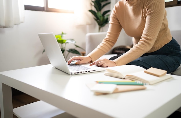 Aluna de aprendizagem online treinando em casa aprendendo educação estudando examinando a videoconferência do tutor pelo conceito ecoaching de webcam