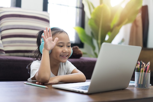 Aluna de menina asiática feliz aprendendo internet virtual online, conceito de ideia Study From Home