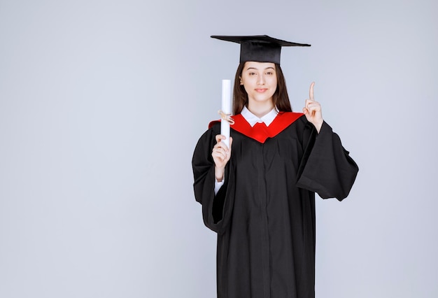 Aluna de pós-graduação com celebração do diploma de formatura bem-sucedida na faculdade. Foto de alta qualidade