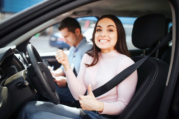 Aluna dirigindo um carro