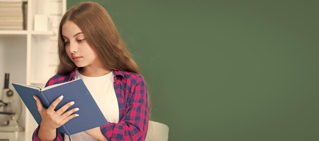 Aluna do ensino médio de educação moderna com caderno, criança ocupada, leia o caderno Banner da aluna da escola Retrato de aluno de colegial com espaço de cópia