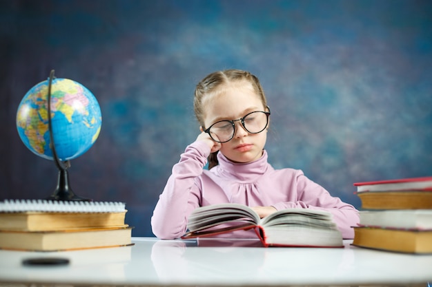 Aluna Elenentária Pequena Menina Ler Livro