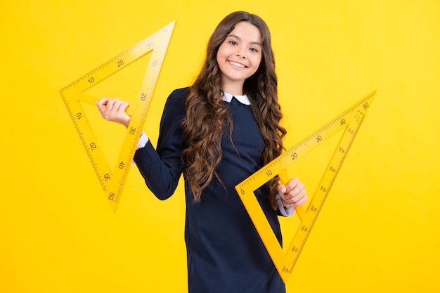 Aluna em uniforme escolar segura medida matemática Medição métrica Equipamento escolar Adolescente