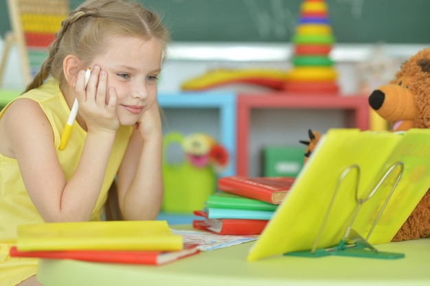 Aluna emocional fazendo lição de casa em sala de aula