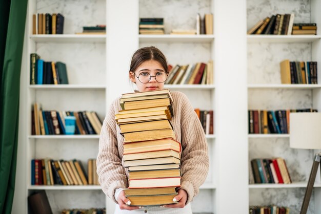 Aluna estudando muito na biblioteca