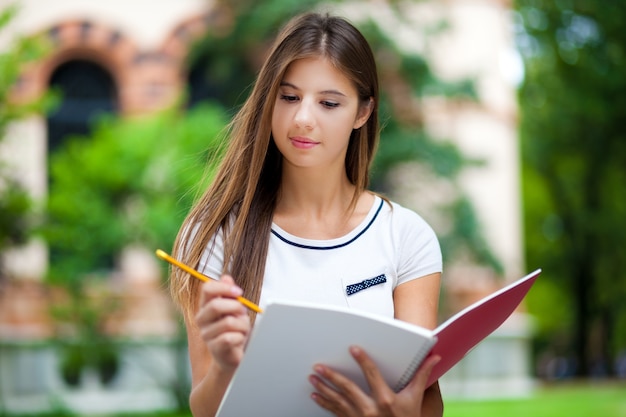 Aluna estudando no parque