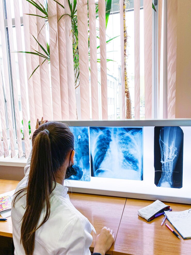 Foto aluna examina raios x no laboratório médico da universidade