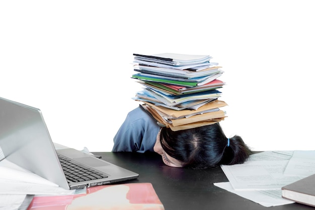 Foto aluna exausta dorme com livros