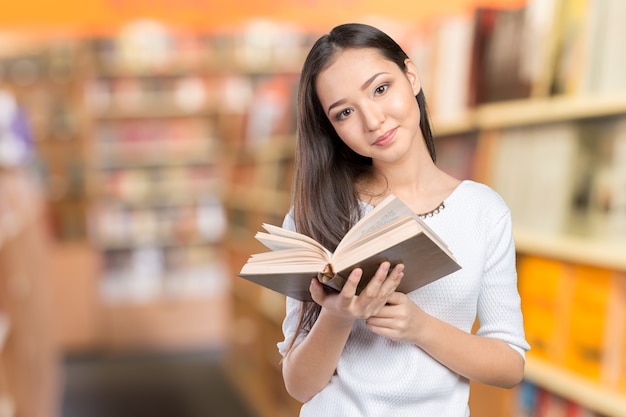 Aluna feliz com livros