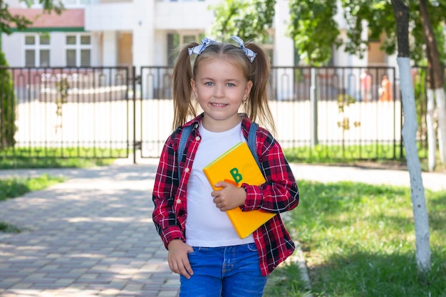 Aluna feliz com um livro nas mãos