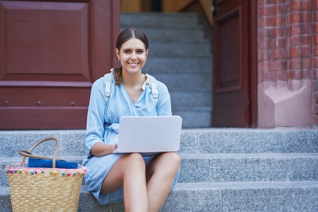 aluna feliz no campus estudando ao ar livre