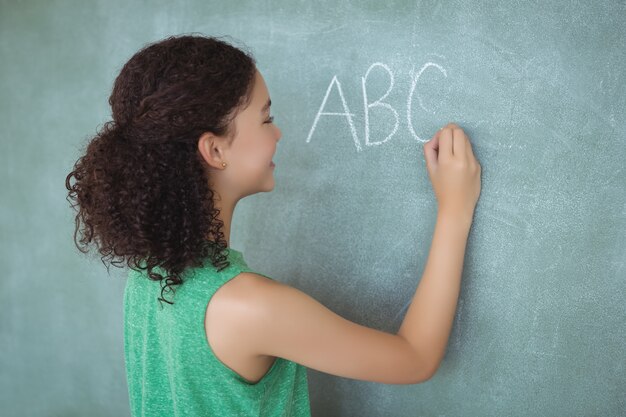 Aluna fingindo ser professora em sala de aula