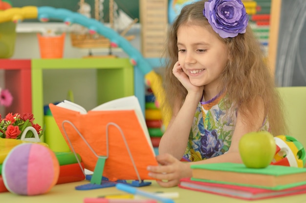 Aluna fofa com livro na aula