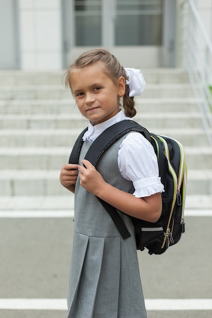 Aluna fofa de uniforme