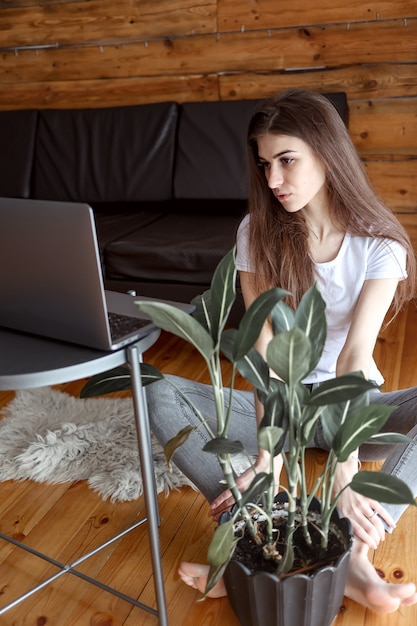 Aluna freelancer pensativa e otimista em roupa casual