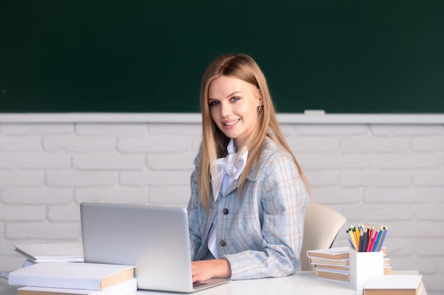 Aluna na aula de aula em sala de aula no ensino médio ou na faculdade, vídeo on-line de webinar chamando no ensino à distância