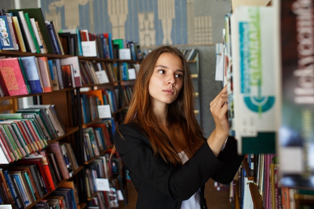 aluna na biblioteca