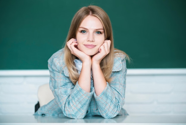 Aluna na educação universitária jovem estuda na educação em sala de aula da faculdade e l