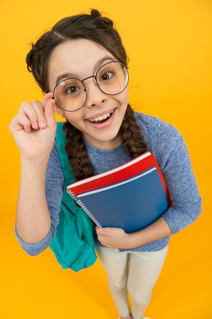 Aluna pequena garota indo para o dia do conhecimento de escola, feliz em ver você conceito.