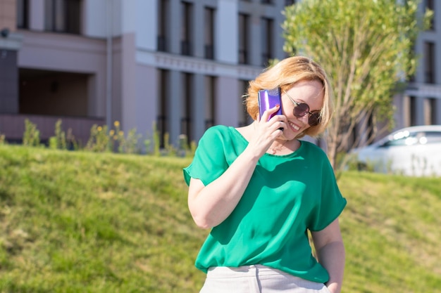 Aluna preocupada tendo uma conversa no celular andando na rua