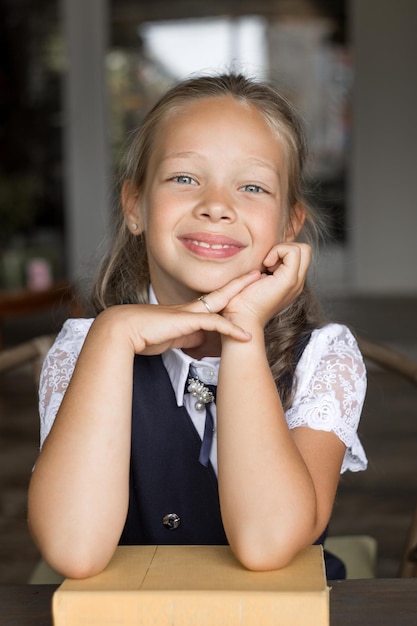 Aluna primária em uniforme escolar com um livro