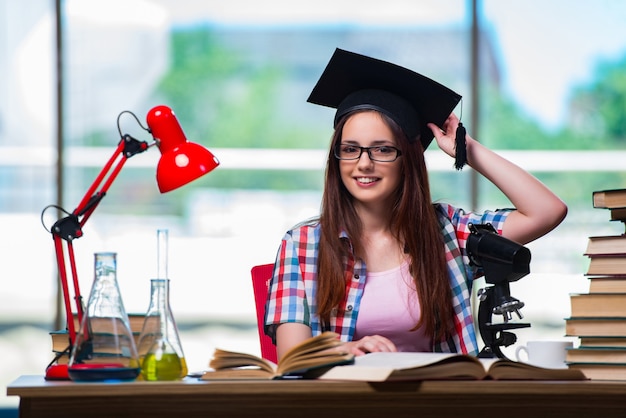 Aluna se preparando para os exames de química