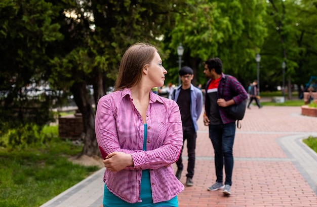 Aluna solitária sendo intimidada por seus colegas da universidade