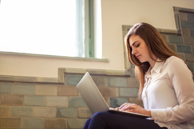 Aluna trabalhando em um laptop