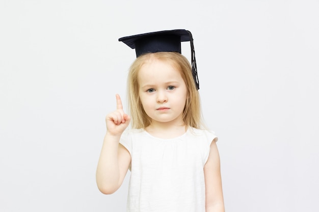 Aluna triste em uniforme escolar