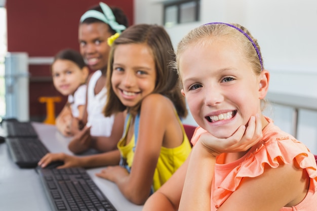 Alunas felizes sorrindo na sala de aula