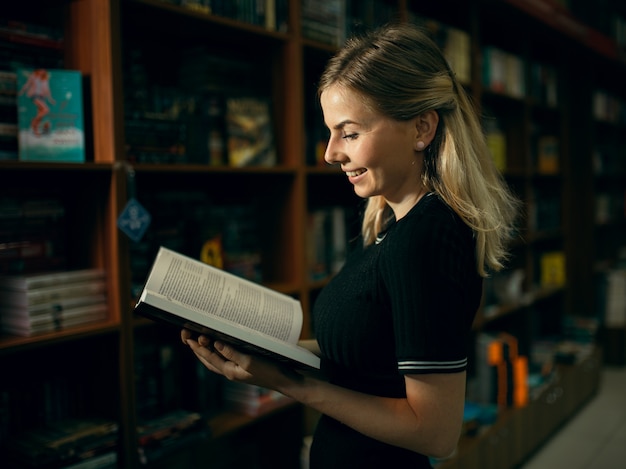 Aluno a ler um livro na biblioteca