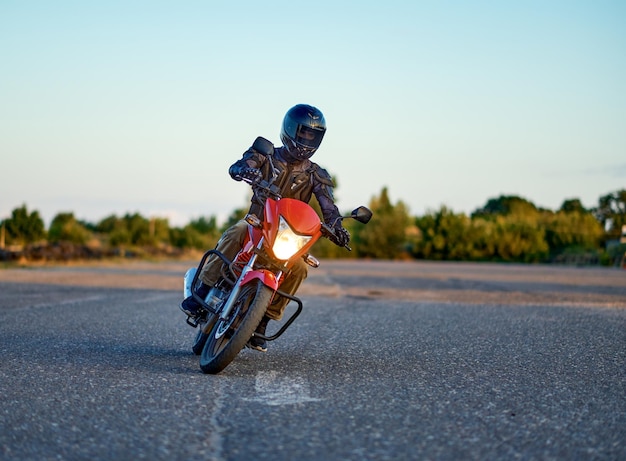 Aluno andando no motordrome na escola de moto