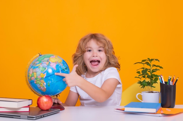 Aluno animado Aluno de 78 anos com livro volta para a escola Aluno