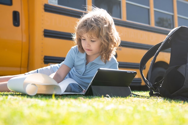 Aluno aprendendo criança estuda on-line com professor de videochamada no conceito de educação ao ar livre do tablet homecho ...