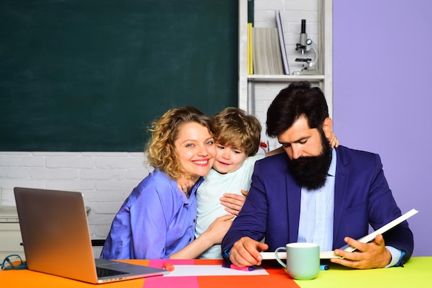 Aluno aprendendo letras e números com os pais, mãe, pai e filho juntos, educação escolar