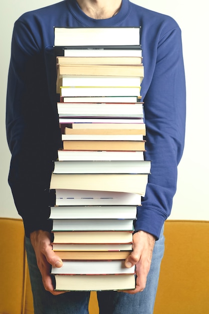 Aluno com livros em uma escola