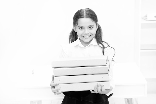 Aluno confiante em direção ao conhecimento menina pequena em uniforme escolar muito dever de casa Obtenha informações garoto aprenda e estude muito de volta à escola menina feliz com pasta de trabalho Pasta de documentos de educação