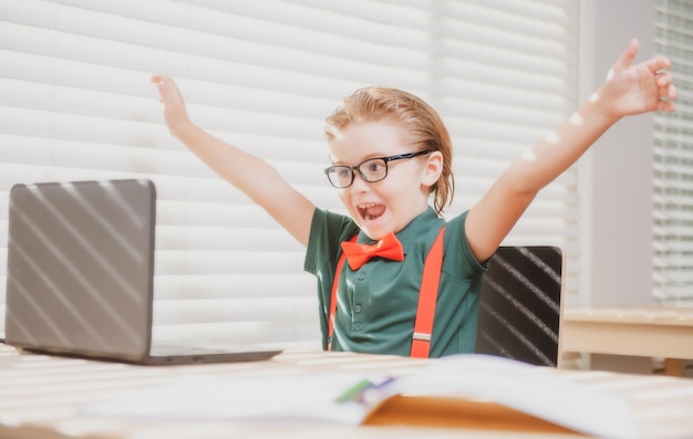 Aluno da escola está estudando online em casa crianças aprendendo a distância criança fofa usando laptop ed