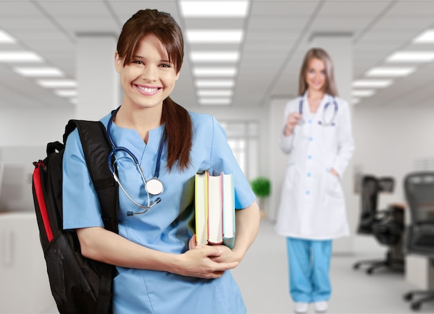 Aluno da faculdade de medicina com mochila segurando livros