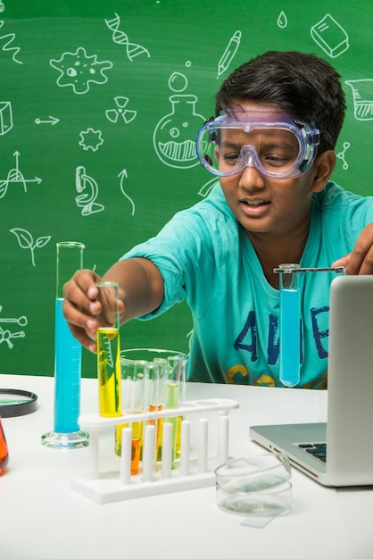 Aluno de escola asiático pequeno fofo experimentando ou estudando ciência em laboratório, sobre fundo de quadro verde com rabiscos educacionais