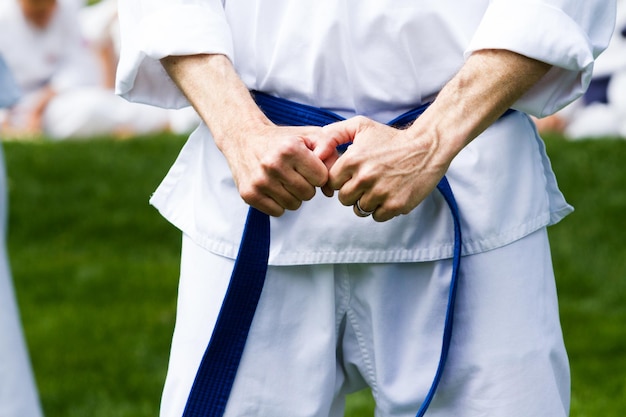 Aluno de Tae Kwon Do praticando no parque.