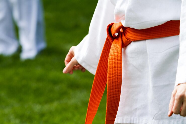 Foto aluno de tae kwon do praticando no parque.
