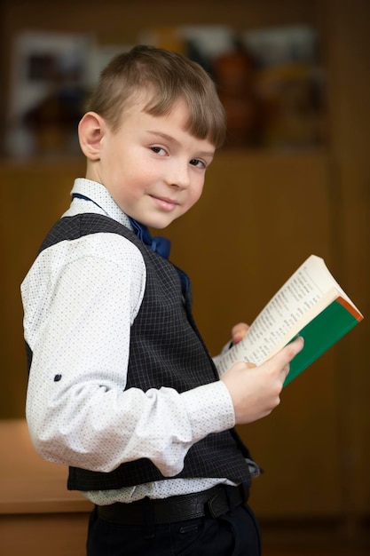 Aluno do ensino médio Schoolboy com um livro