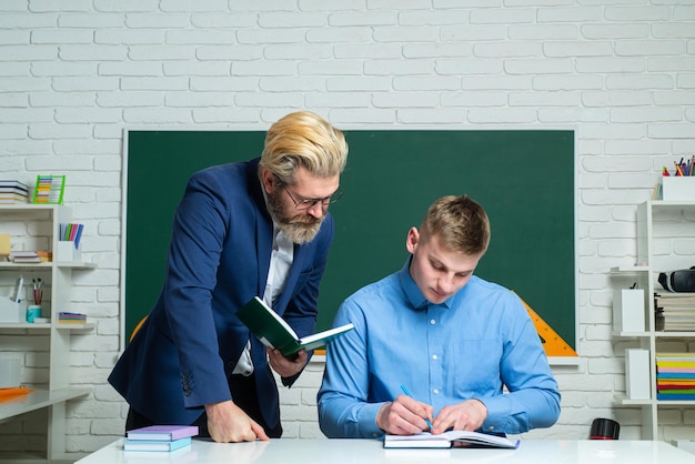 Aluno e professor em sala de aula.