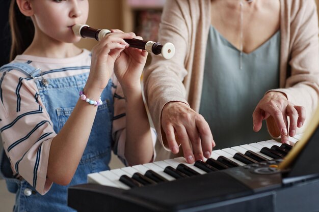 Aluno e professor tocando instrumentos musicais