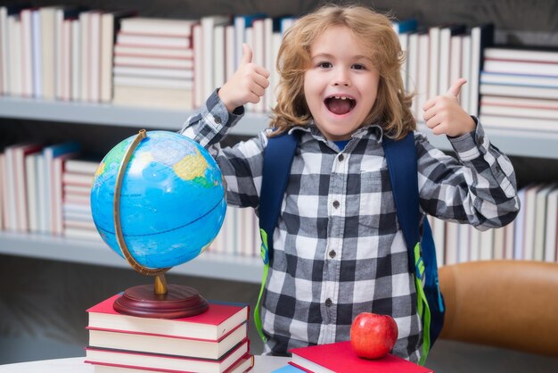 Aluno entusiasmado Aluno em idade escolar Retrato de estudante nerd com material escolar