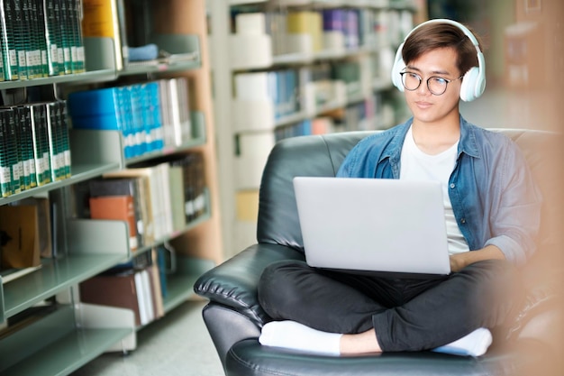 Aluno estudando na biblioteca