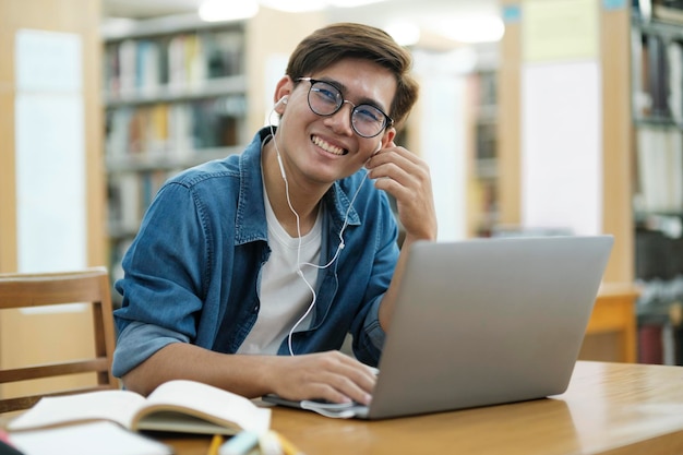 Aluno estudando na biblioteca