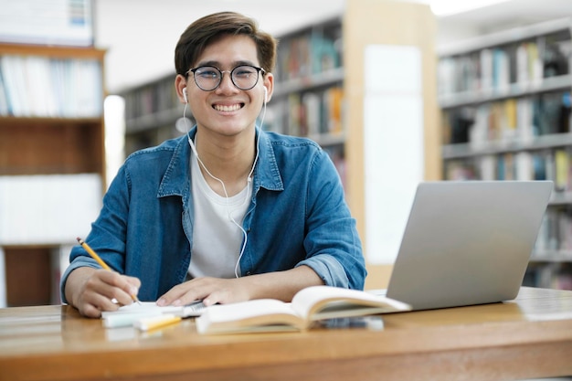 Aluno estudando na biblioteca